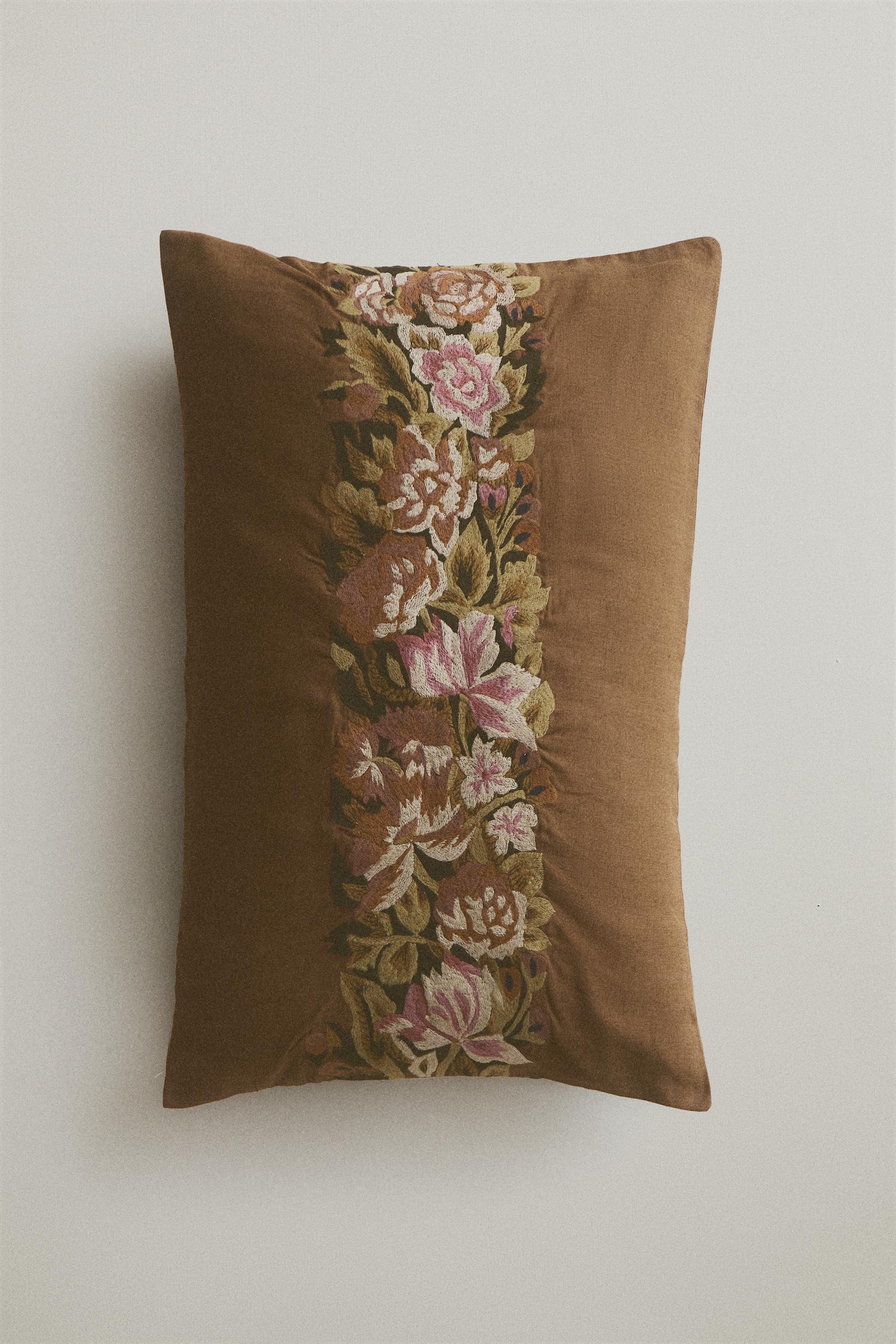 HOUSSE DE COUSSIN BRODÉE
